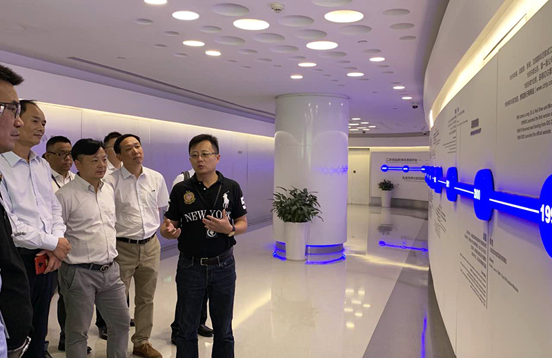 5庄总为亚士高管团队讲解携程发展历程.jpg 5庄总为亚士高管团队讲解携程发展历程.jpg
