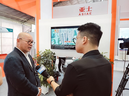 越南主办单位代表在我司展位接受vtc采访.jpg 越南主办单位代表在我司展位接受vtc采访.jpg
